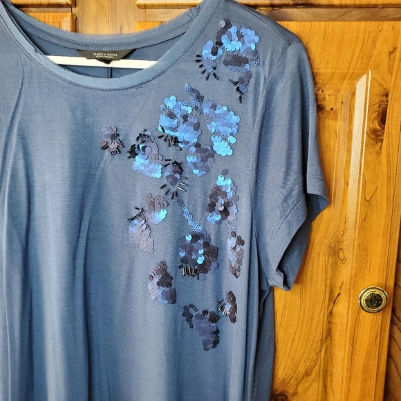 Simply VERA Asymmetrical Hem Sequins Embroidered Scoop Neckline Tee Size L - Picture 3 of 6